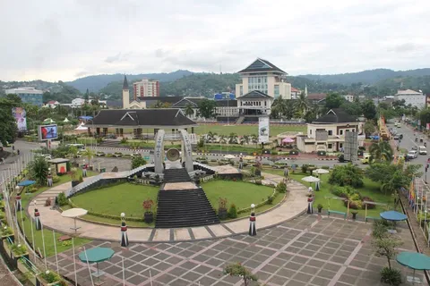 Gong Perdamaian Dunia dan Lapangan Merdeka (foto: Hike Indonesia)