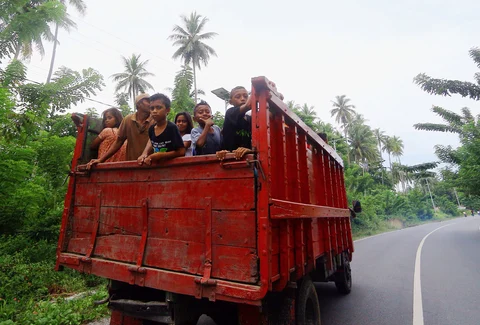 Anak-anak naik truk (foto: tiket2)