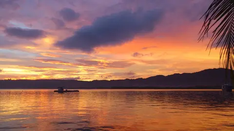 Matahari terbenam di Teluk Ambon (foto: staf BPA)