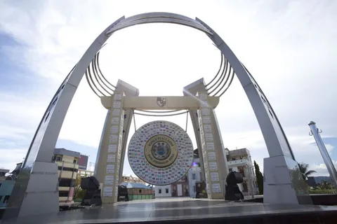Gong Perdamaian Dunia Ambon (foto: IndonesiaKaya.com, Wikimedia Commons)