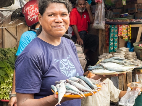 Menjual ikan di pasar (foto: Gary McMaster)
