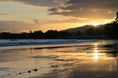 Matahari terbenam di Pantai Natsepa (foto: Sitanalarenny, Wikimedia Commons)