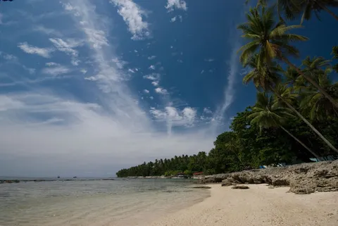 Pantai Lawena (foto: Harum Sekartaji, Shutterstock)